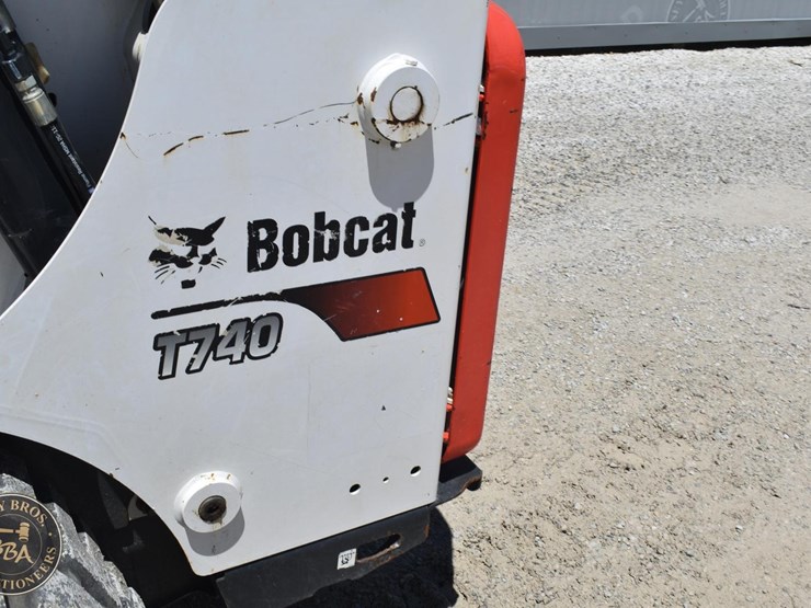 2022-bobcat-t740-image-16