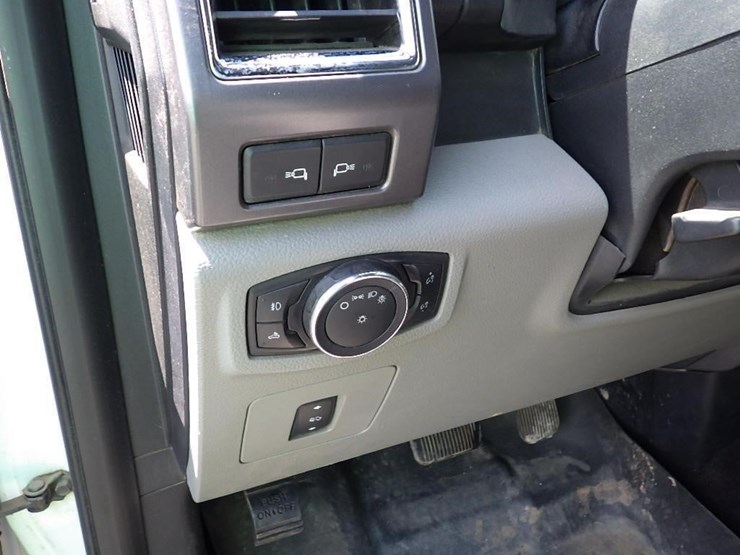 2016-ford-f150-xlt-image-30