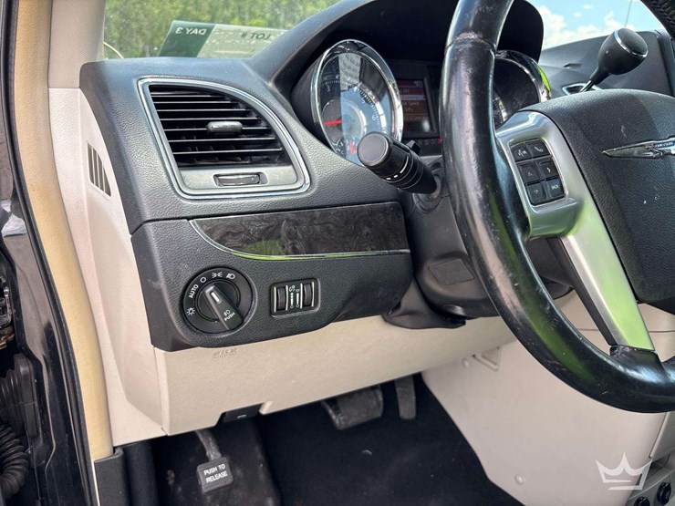 2015-chrysler-town-&-country-image-13