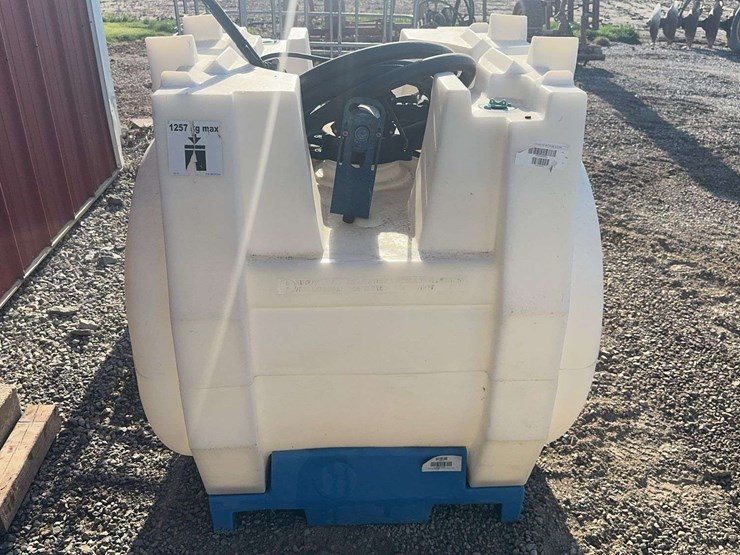 140-gal.-roundup-chemical-tote-w/-flowmeter-and-12volt-pump-image-2