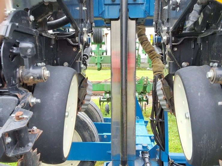 2015-kinze-16-row-corn-planter-with-dry-fertilizer-image-21