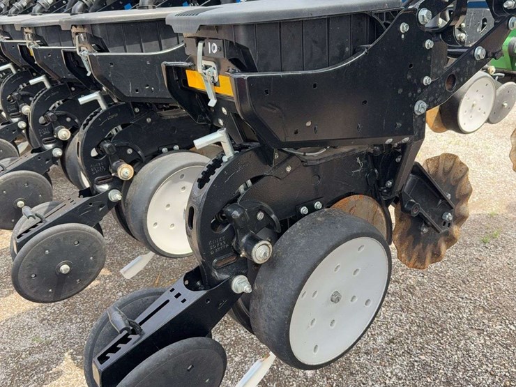 kinze-24-center-fill-planter,-30''-image-27