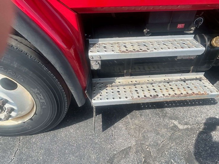 2002-freightliner-fl80-image-25