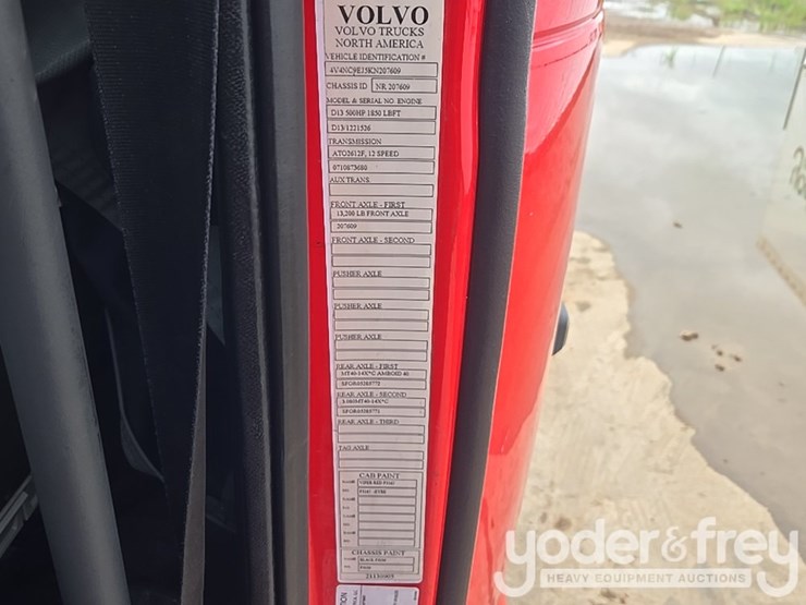 2019-volvo-vnl860-image-65