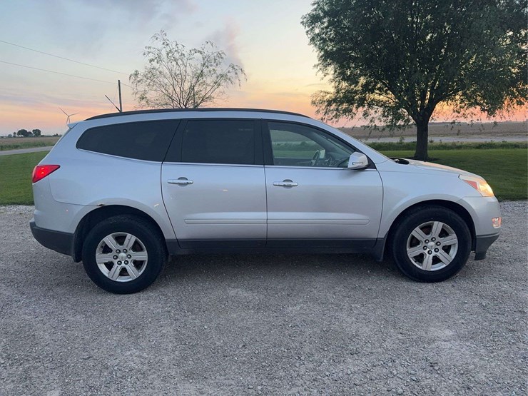 2012-chevrolet-traverse-image-1