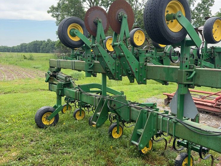 16-row-jd-row-crop-cultivator-image-2