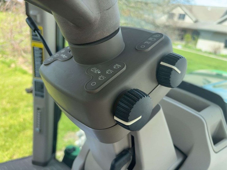 2013-john-deere-8285r-image-11