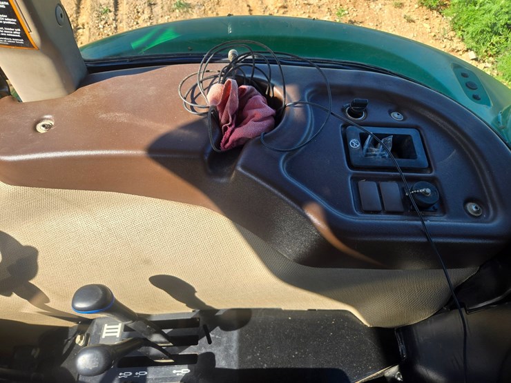 2010-john-deere-6115d-image-33