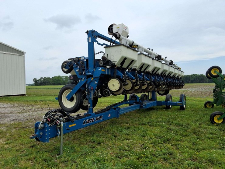 2015-kinze-16-row-corn-planter-with-dry-fertilizer-image-34