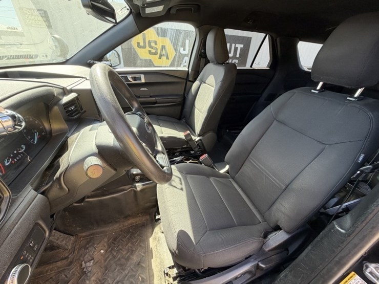 2020-ford-explorer-image-24