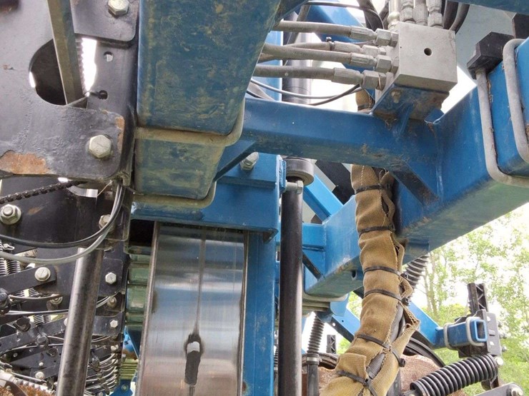 2015-kinze-16-row-corn-planter-with-dry-fertilizer-image-28
