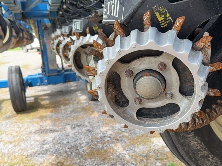 2014-kinze-16-row-corn-planter-with-dry-fertilizer-image-14