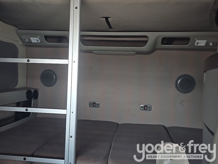 2019-volvo-vnl860-image-48