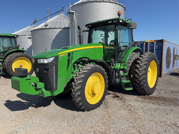 2011-john-deere-8260r-image-2
