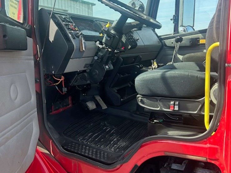 2002-freightliner-fl80-image-45