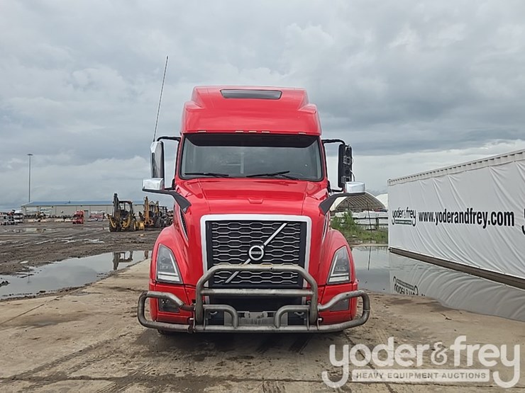 2019-volvo-vnl860-image-8