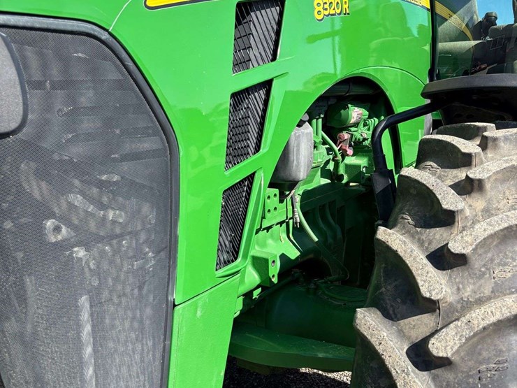 2010-john-deere-8320r-image-32