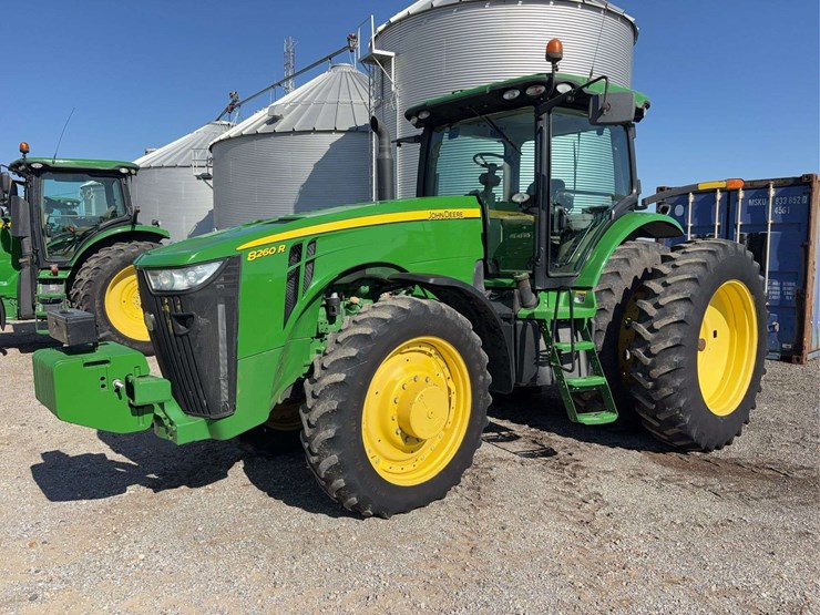 2011-john-deere-8260r-image-1