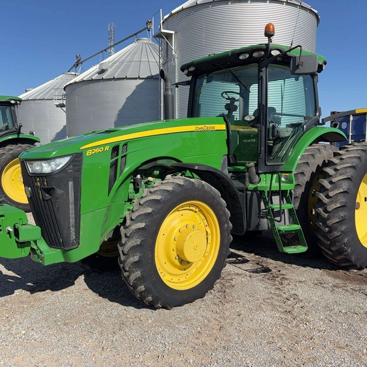 2011 JOHN DEERE 8260R