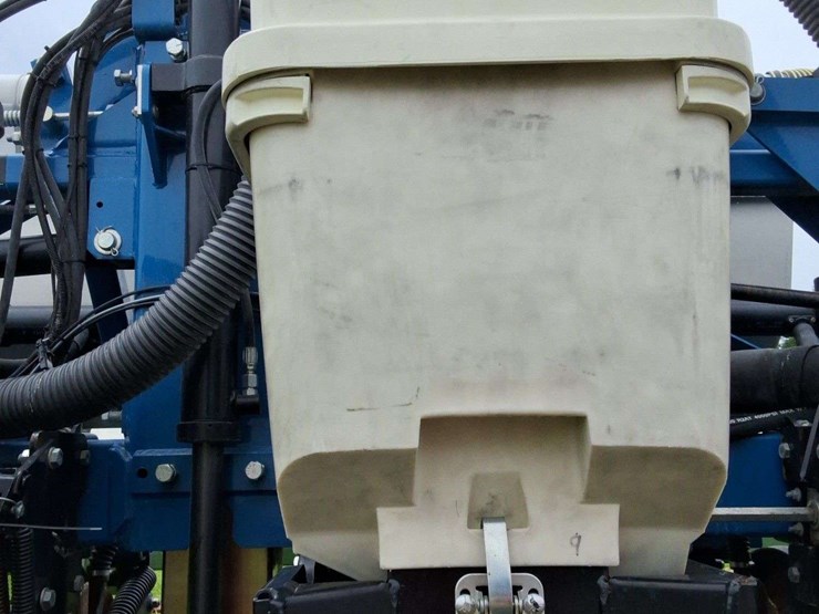2015-kinze-16-row-corn-planter-with-dry-fertilizer-image-20