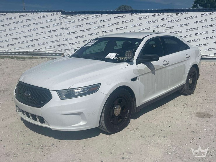 2018-ford-taurus-awd-sedan-image-1