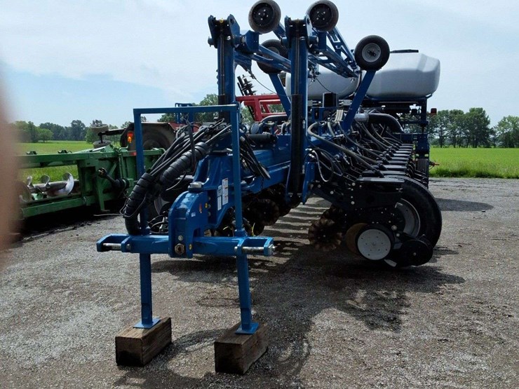 kinze-24-center-fill-planter,-30''-image-3