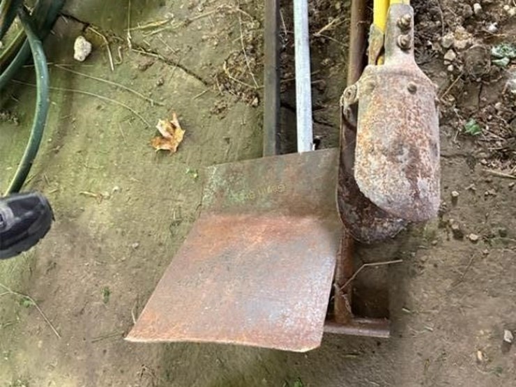 post-hole-digger,-pipe-bender-&-other-image-3