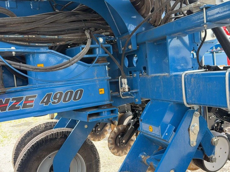 kinze-24-center-fill-planter,-30''-image-25