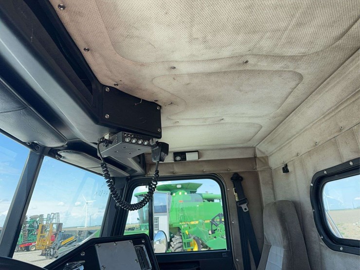 1996-fld-120-freightliner-day-cab-semi-image-33