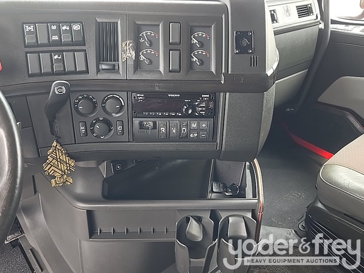2019-volvo-vnl860-image-57