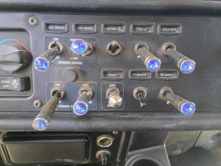 2005-peterbilt-379-image-52
