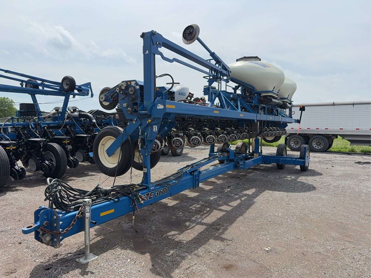 2013-kinze-3600-image-1