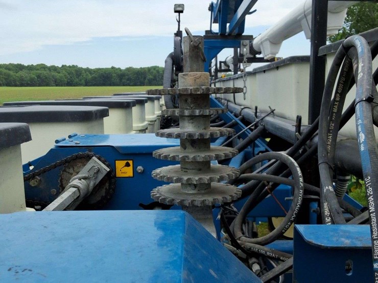 2015-kinze-16-row-corn-planter-with-dry-fertilizer-image-33