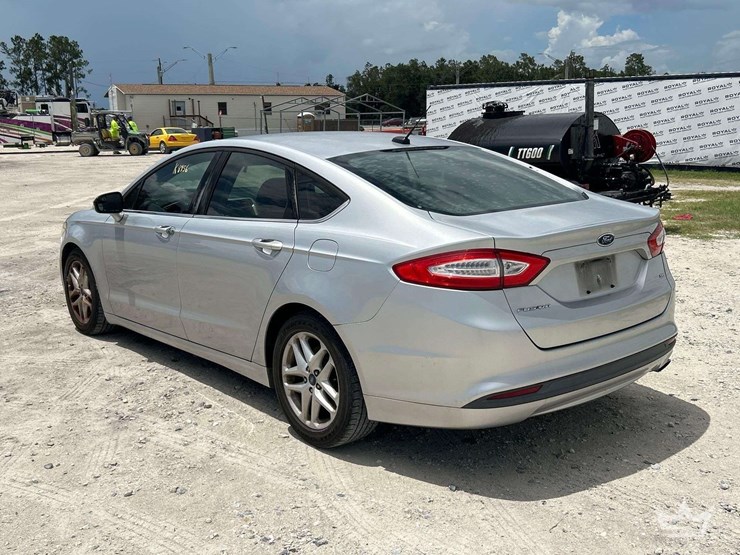 2014-ford-fusion-sedan-image-4