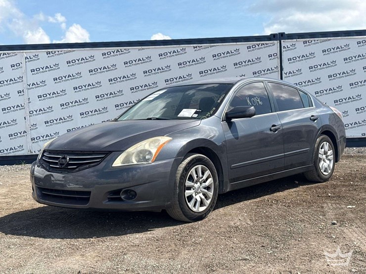 2012-nissan-altima-sedan-image-1