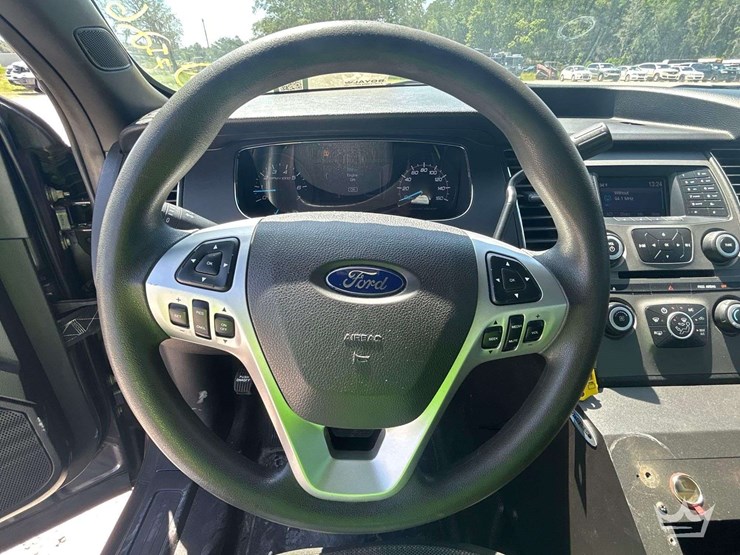 2014-ford-taurus-awd-sedan-image-11