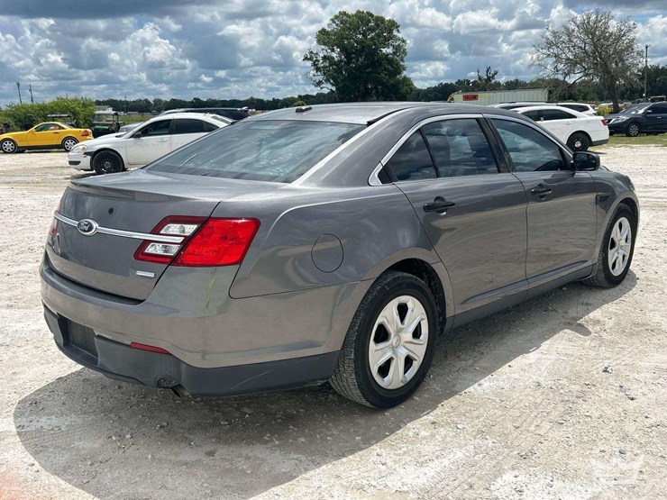 2014-ford-taurus-awd-sedan-image-3
