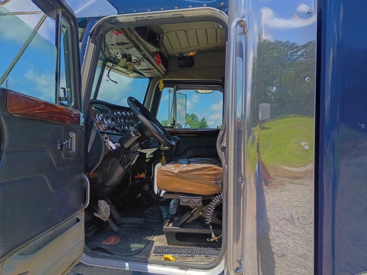 2005-peterbilt-379-image-35
