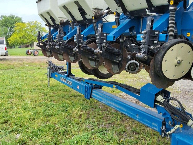 2015-kinze-16-row-corn-planter-with-dry-fertilizer-image-8