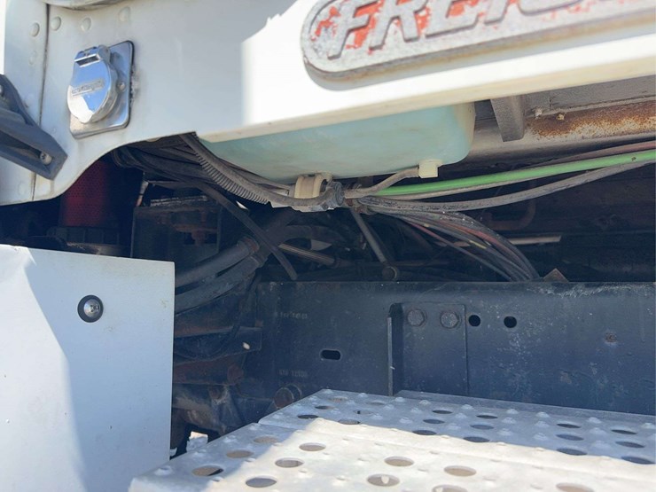 1996-fld-120-freightliner-day-cab-semi-image-31