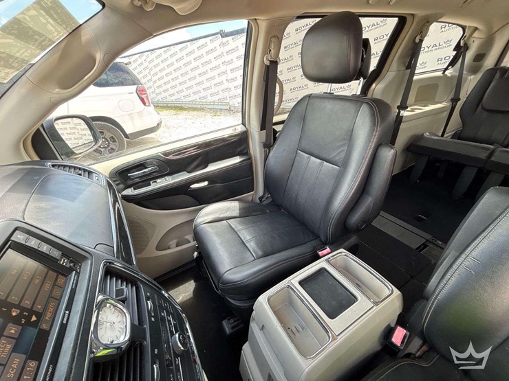 2015-chrysler-town-&-country-image-19