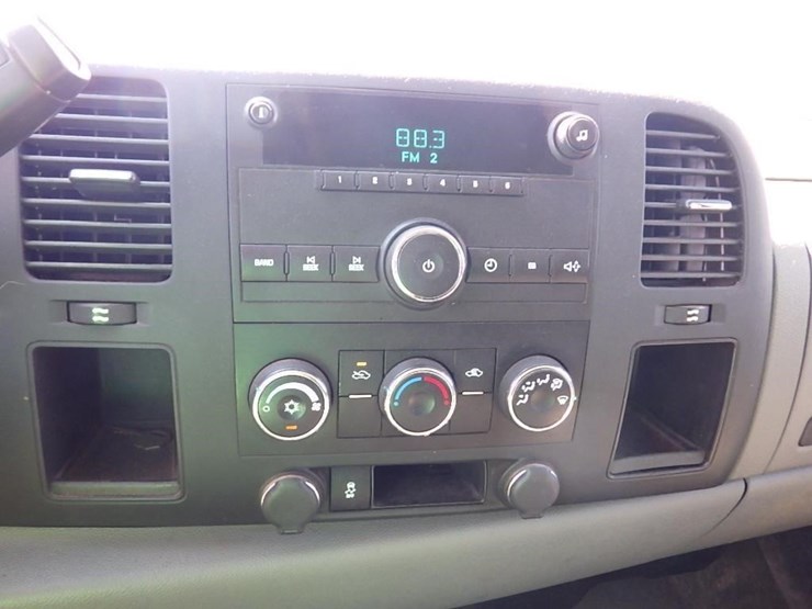 2013-chevrolet-3500hd-image-27