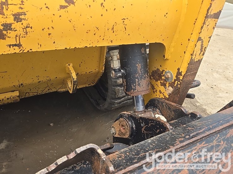 2011-caterpillar-257b3-image-24