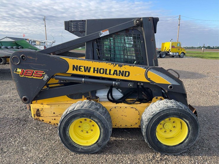 new-holland-l185-image-3