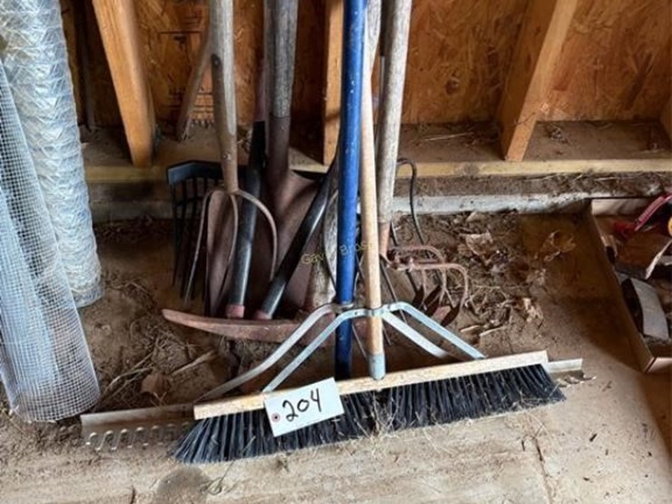 yard-tools.-pitch-forks,-broom,-shovel-etc-image-2