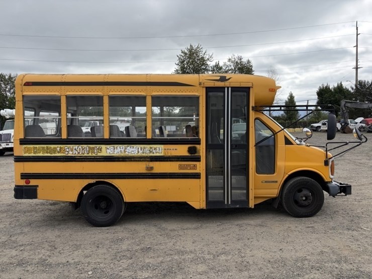2002-chevrolet-express-3500-image-3
