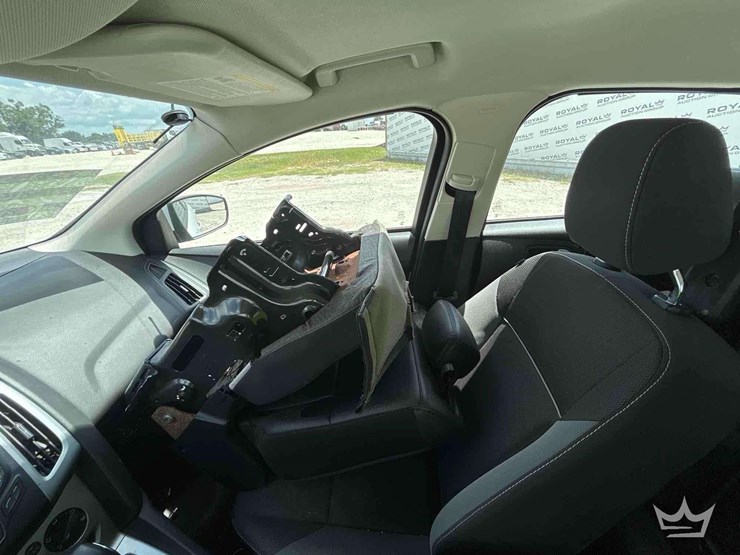 2012-ford-focus-sedan-image-17