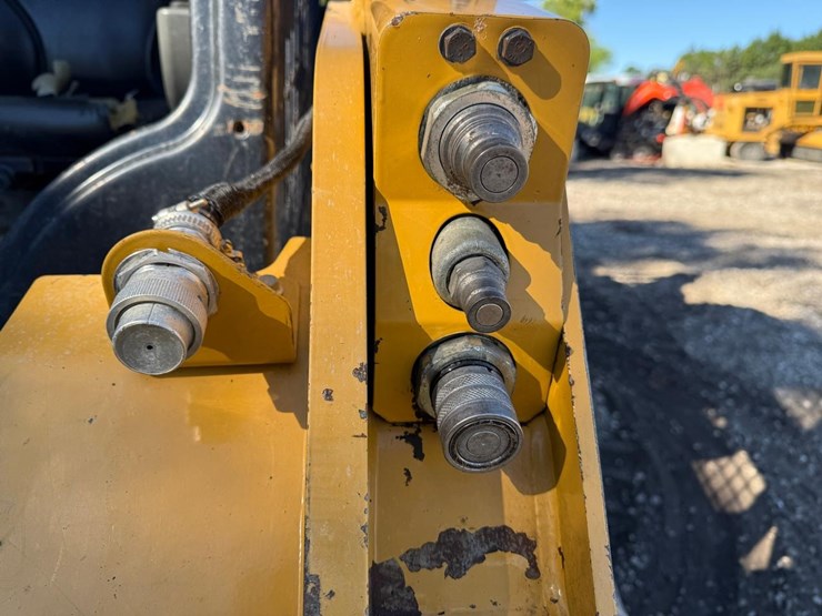2021-caterpillar-259d3-image-11