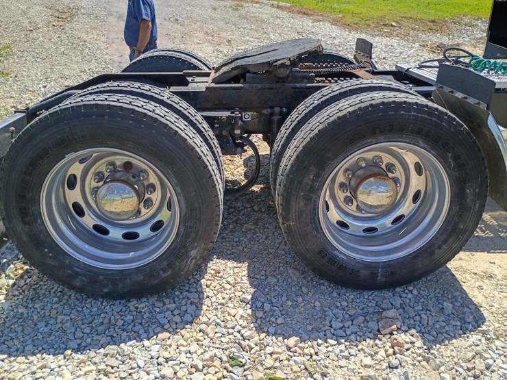 2005-peterbilt-379-image-90