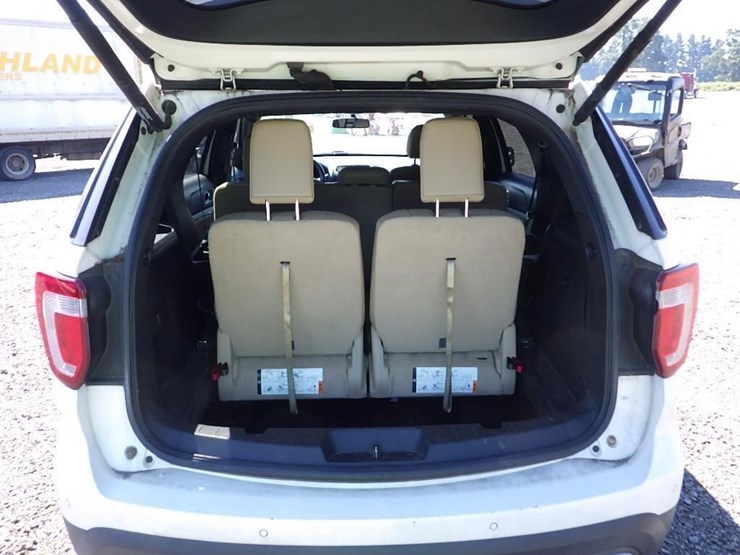2016-ford-explorer-image-13